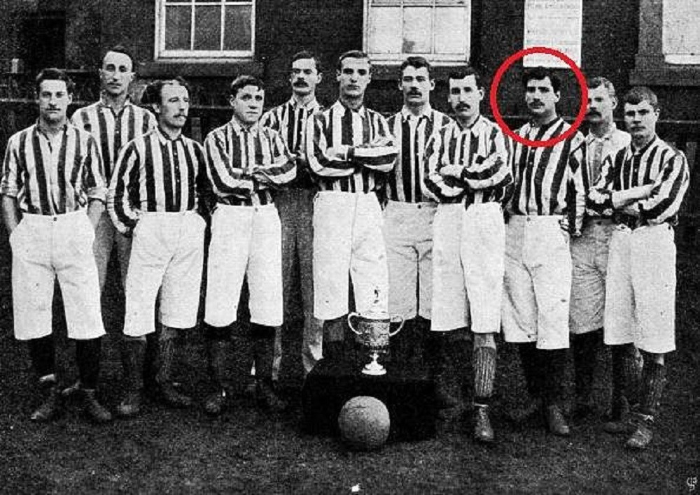 फुटबलमा पहिलोपटक क्लब स्थानान्तरण सन् १८९३ मा उइली गुभ्स (रातो घेरा) ले गरेका थिए। उनी १०० पाउण्डमा वेस्टब्रुमबाट एस्टन भिल्ला गएका थिए।