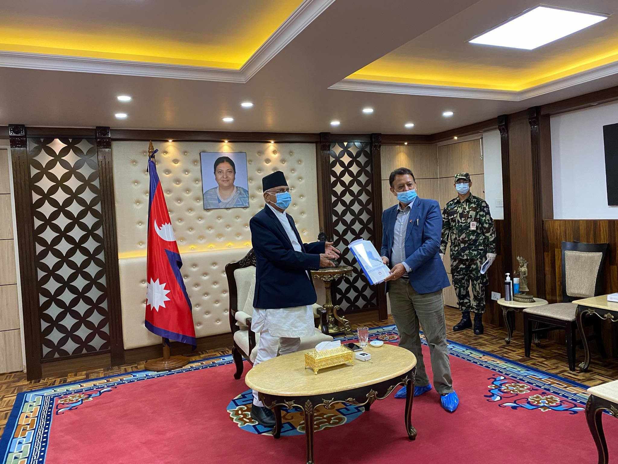 फेवाताल संरक्षण सम्बन्धी प्रतिवेदन प्रधानमन्त्री ओलीलाई बुझाउँदै पोखरा महानगरका  मेयर मानबहादुर जिसी। तस्बिर सौजन्य: मेयर जिसिको सचिवालय