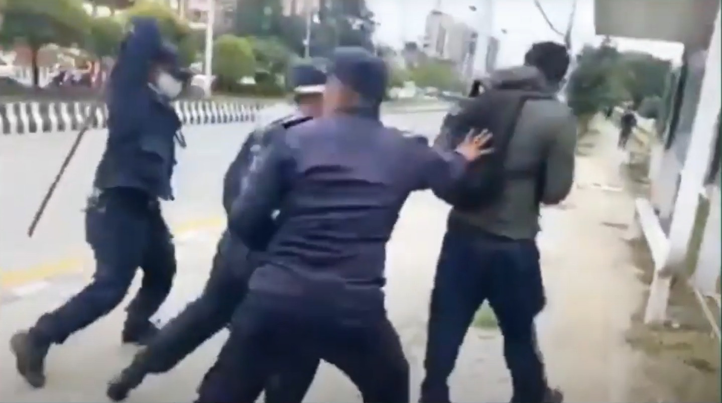 गुप्तालाई कुटपिट गर्दै प्रहरी।