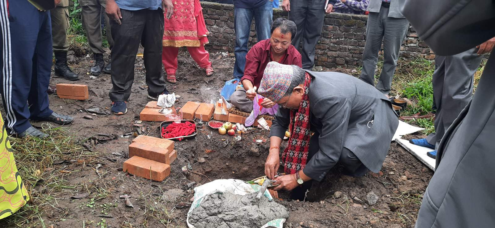 पार्क शिलान्यास गरिँदै।