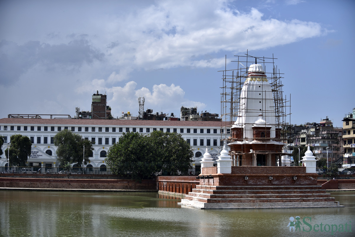 मल्लकालीन 'ग्रन्थकुट' शैलीमा पुनर्निर्माण गरिएको रानीपोखरीको बालगोपालेश्वर मन्दिर। तस्बिर: नारायण महर्जन/सेतोपाटी