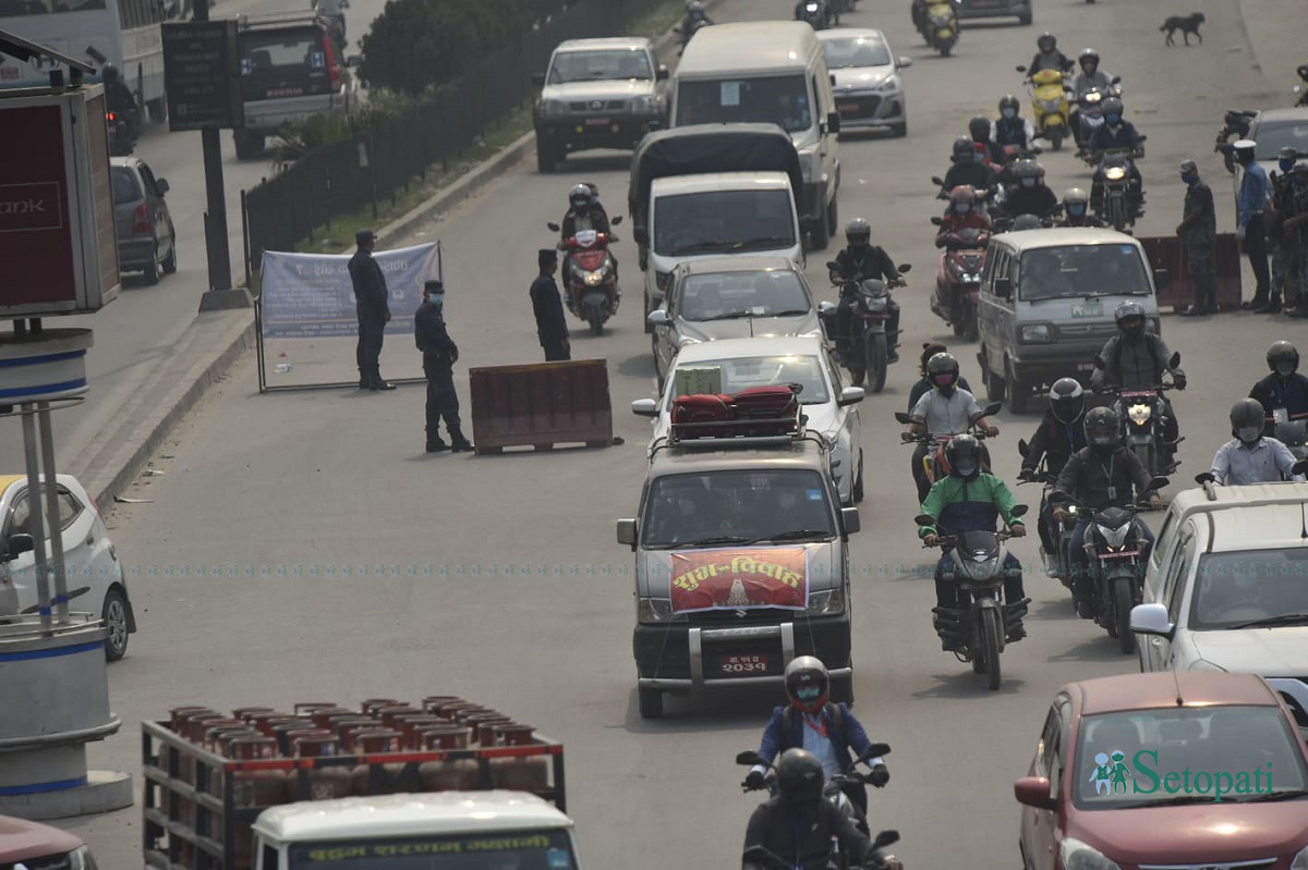 बिहीबार निषेधाज्ञाको पहिलो दिन काठमाडौंका सडक। तस्बिरः नारायण महर्जन/सेतोपाटी