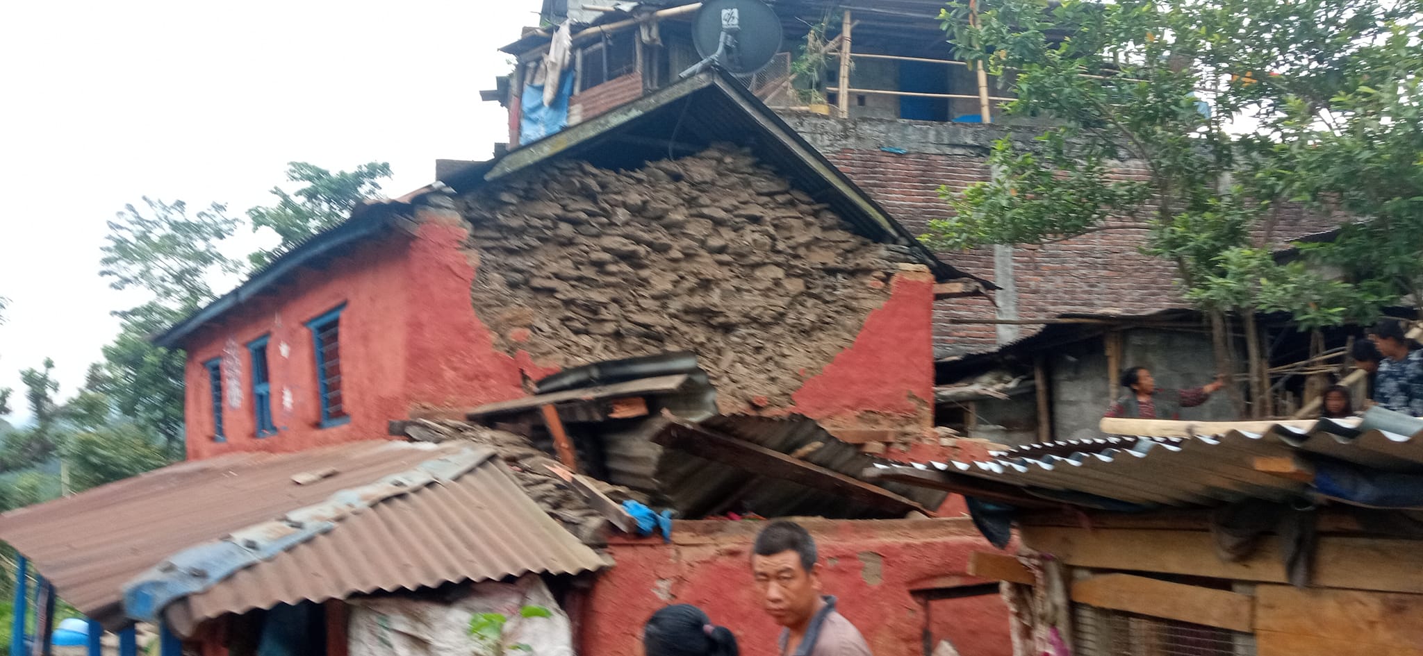 आज बिहान गएको भूकम्पले लमजुङमा भत्काएको घर।