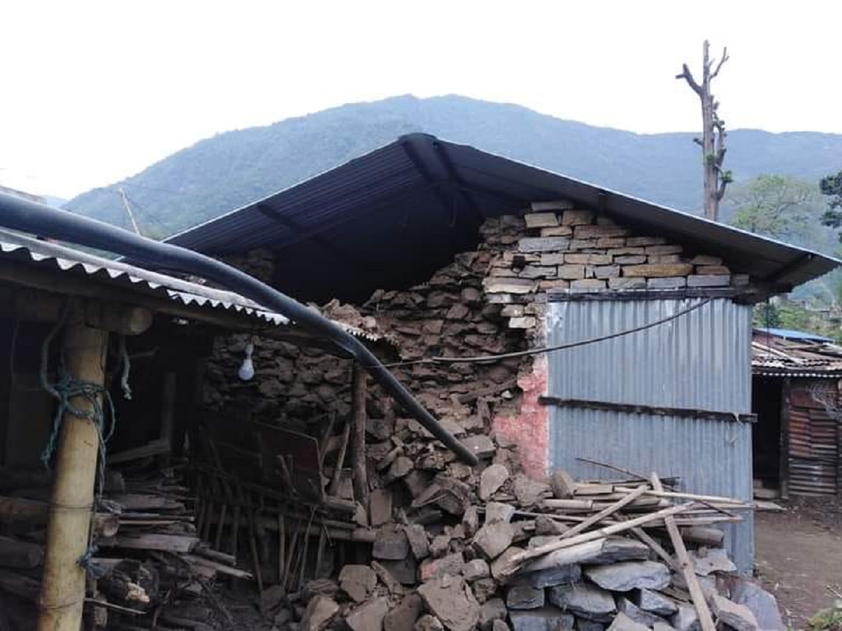 लमजुङमा आज गएको भूकम्पले भत्काएको घर।