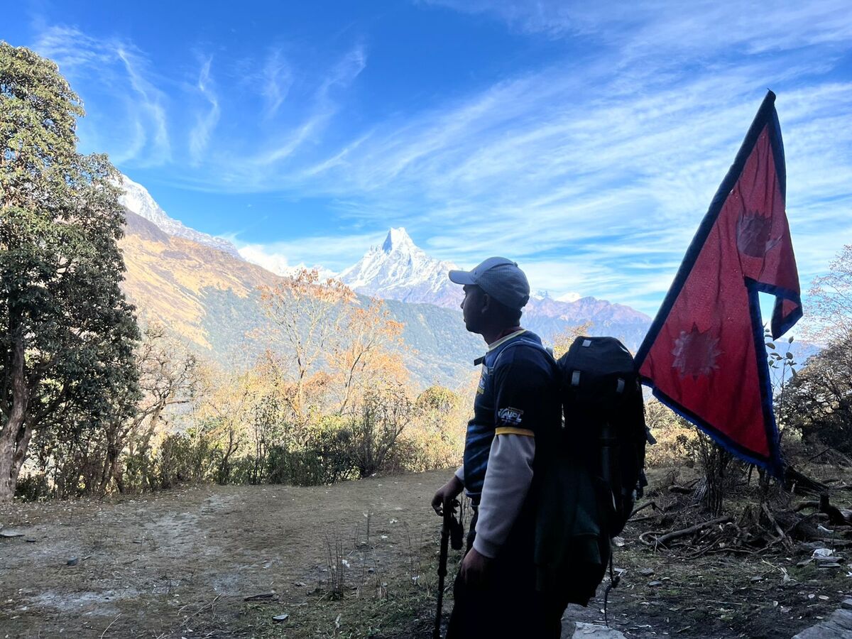 घान्द्रुकको चुइले गाउँ माथि मुल्डे जाने बाटोमा एक नेपाली पदयात्री। तस्बिरः सुरेन्द्र फुयाल