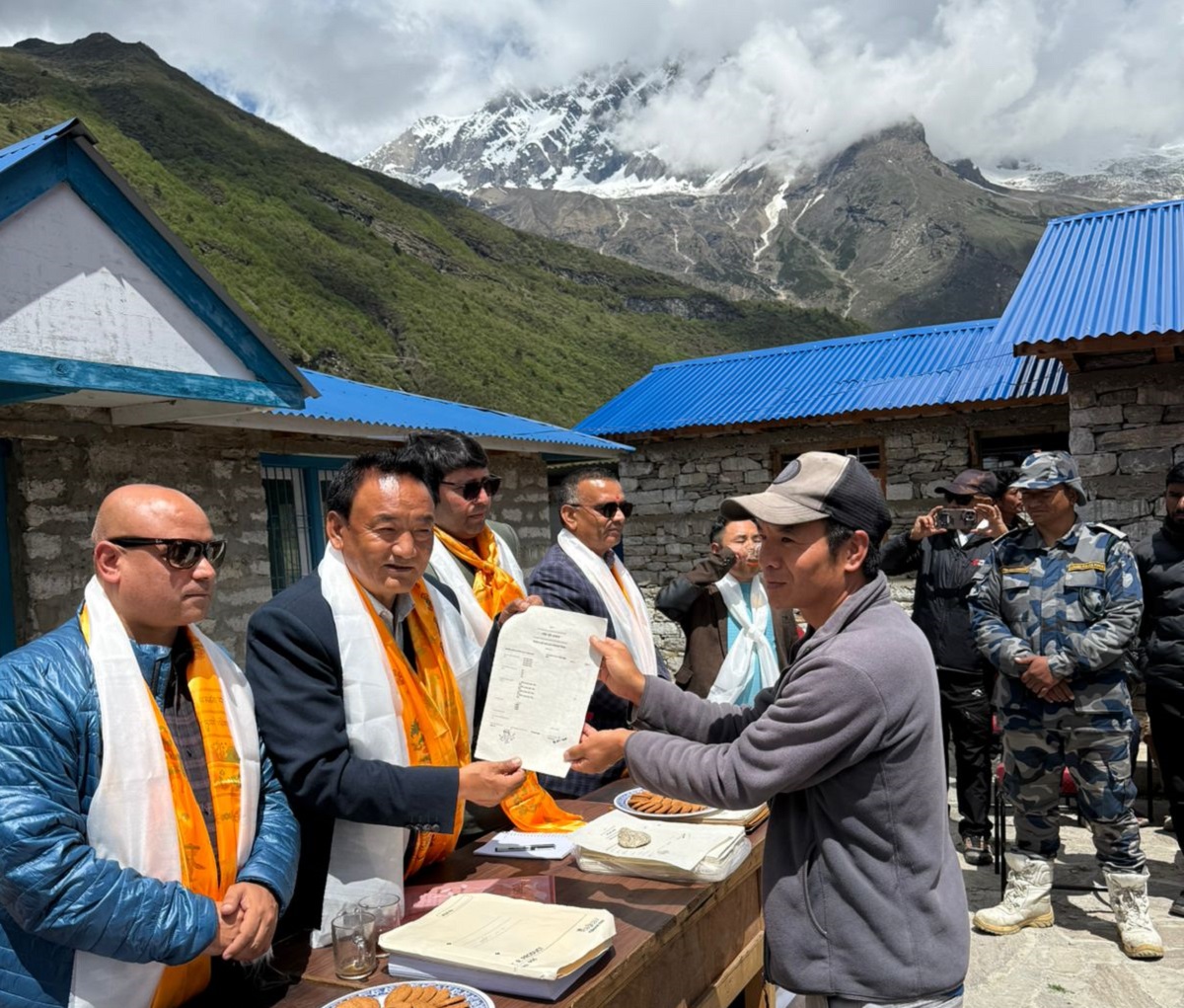 गोरखाको चुमनुब्रीका भूमिहीन नागरिकहरूलाई निस्सा वितरण