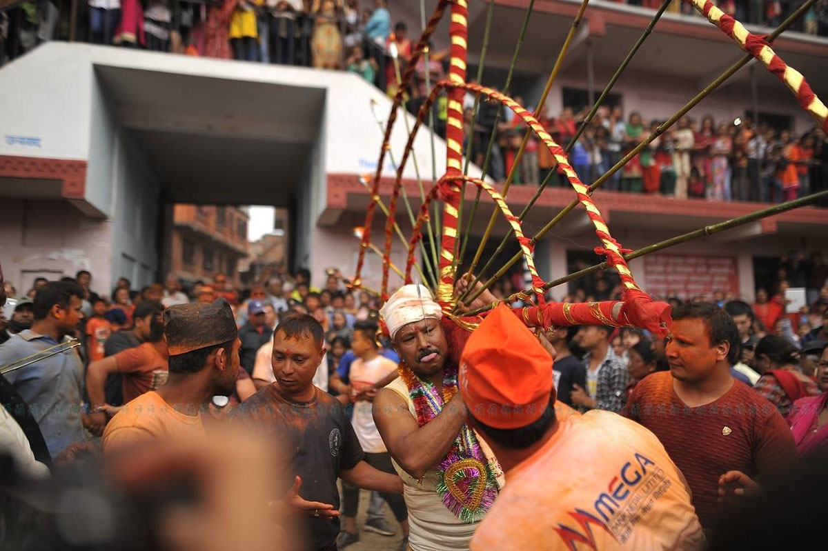 जिब्रो छेडेपछि नगर परिक्रमा गर्दै बुद्धकृष्ण बाग श्रेष्ठ। फाइल तस्बिर: नारायण महर्जन/सेतोपाटी