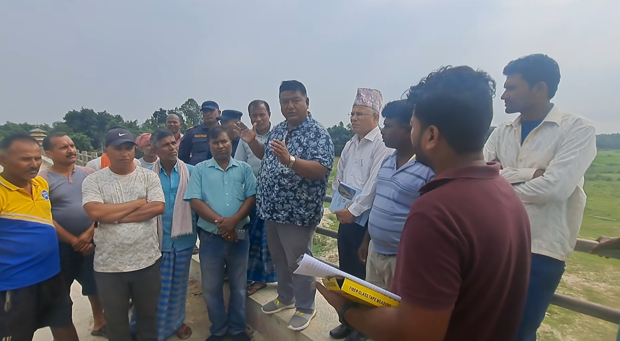 सांसद श्रेष्ठले निर्माण व्यवसायीलाई भने- खोलामा गाड्छु