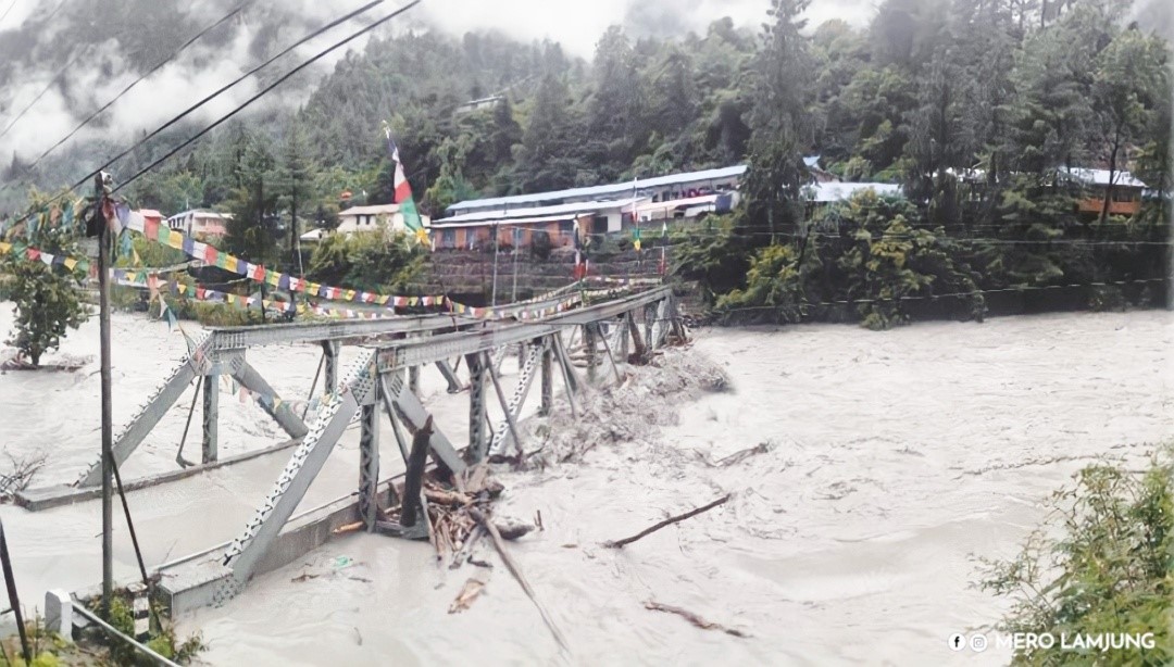 हिमाली जिल्ला मनाङबाट बग्ने मर्स्याङ्दी नदी चामेमा ताल बन्दा जोखिममा परेको माथिल्लो मनाङ जाने बेलिब्रिज । तस्बिर सौजन्य: मेरो लमजुङ।