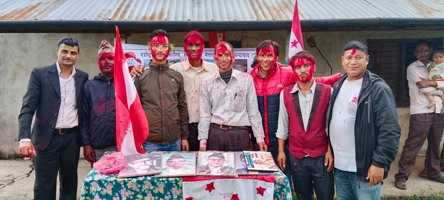 बंगलाचुलीमा सर्वसम्मत नेतृत्व चयन पछि अबिर लगाएका पदाधिकारीहरू। तस्बिर– बलदेब मल्ल।