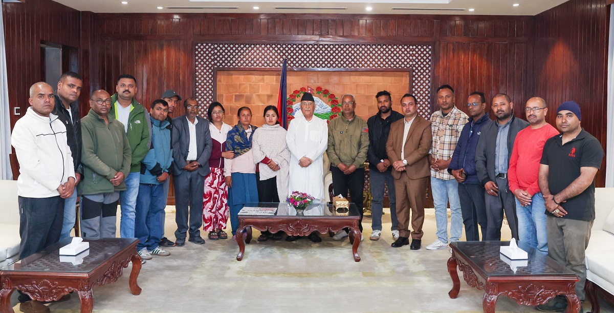 प्रधानमन्त्रीले भेटे तीनकुनेमा मृत्यु भएका पत्रकार रजकका परिवारलाई