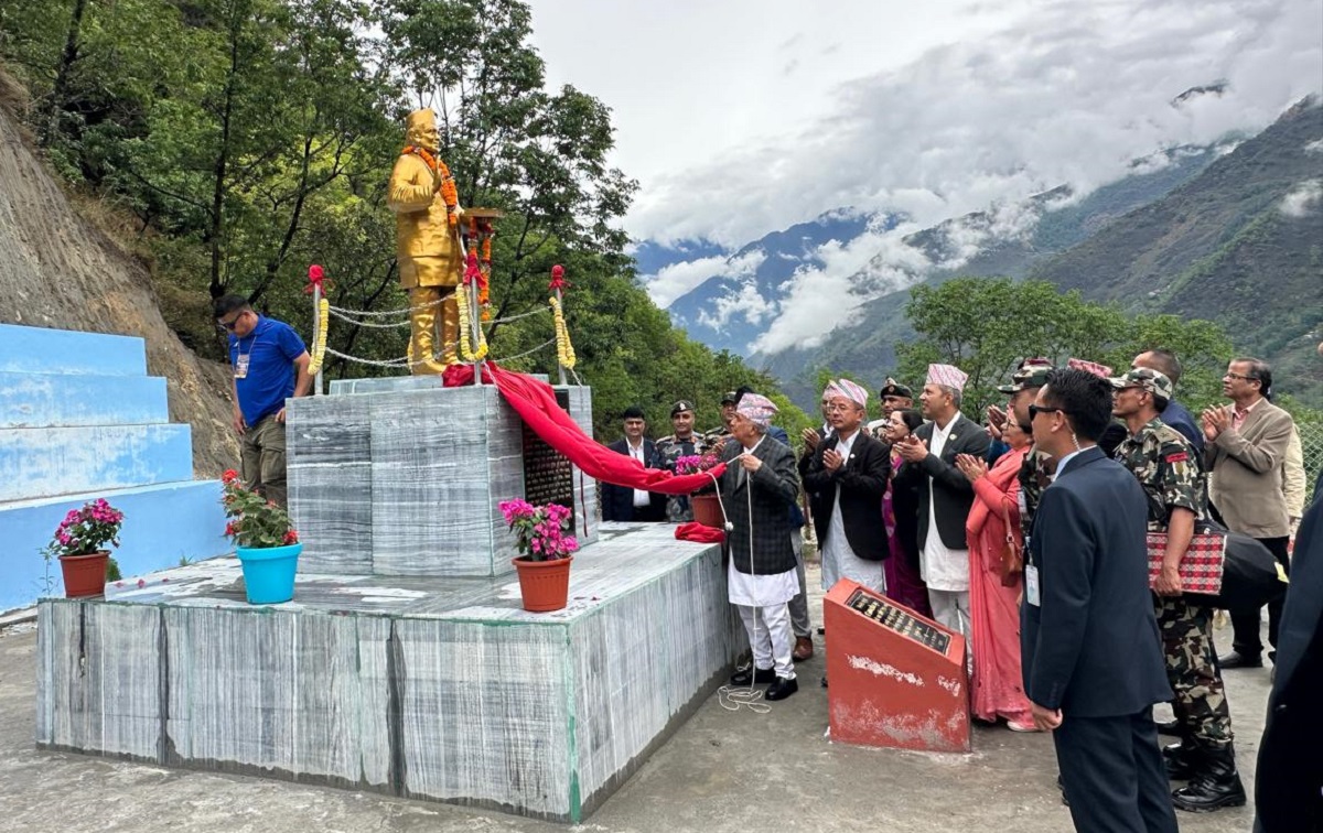 राष्ट्रकवि घिमिरेको पूर्णकदको शालिक अनावरण