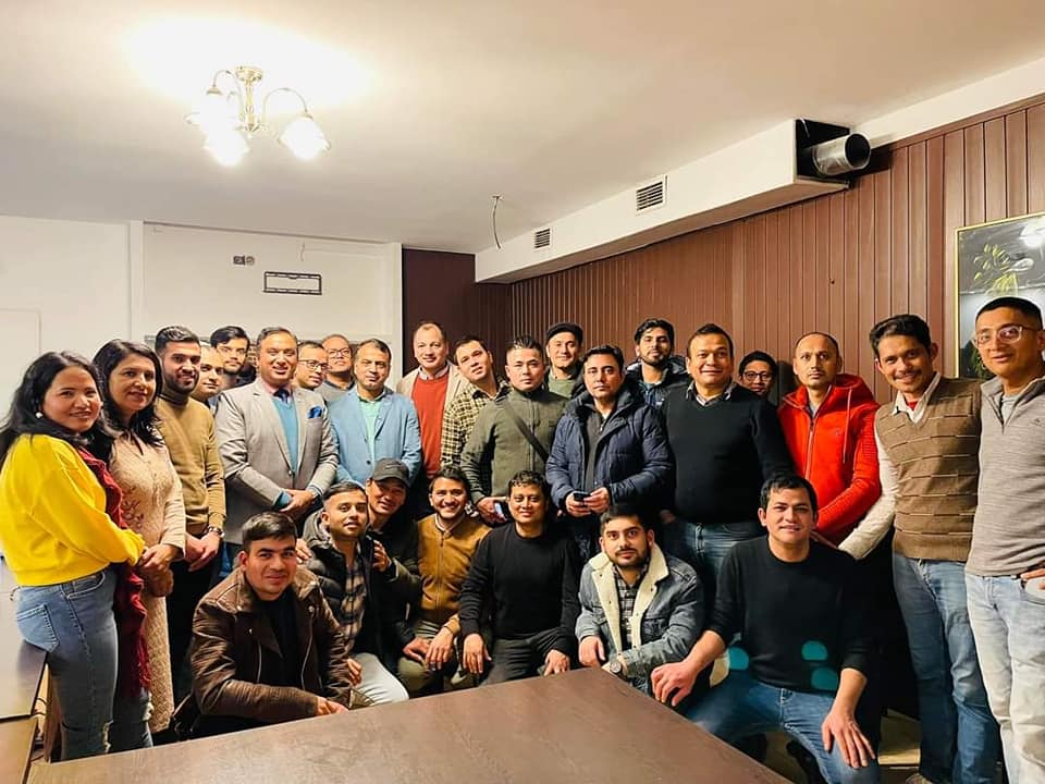 बैठकपछि सामुहिक फोटो खिचाउँदै सहभागीहरूः तस्बिर स्रोत- गैरआवासीय नेपाली संघ चेक रिपब्लिक