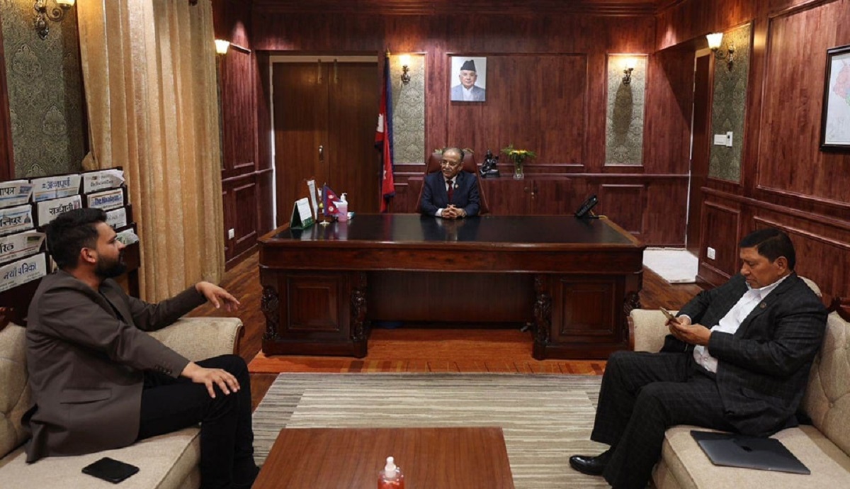 प्रधानमन्त्री र उपप्रधानमन्त्रीसँग केही दिनअघि कुराकानी गर्दै मेयर बालेन। तस्बिर स्रोत: बालेनको फेसबुकबाट।