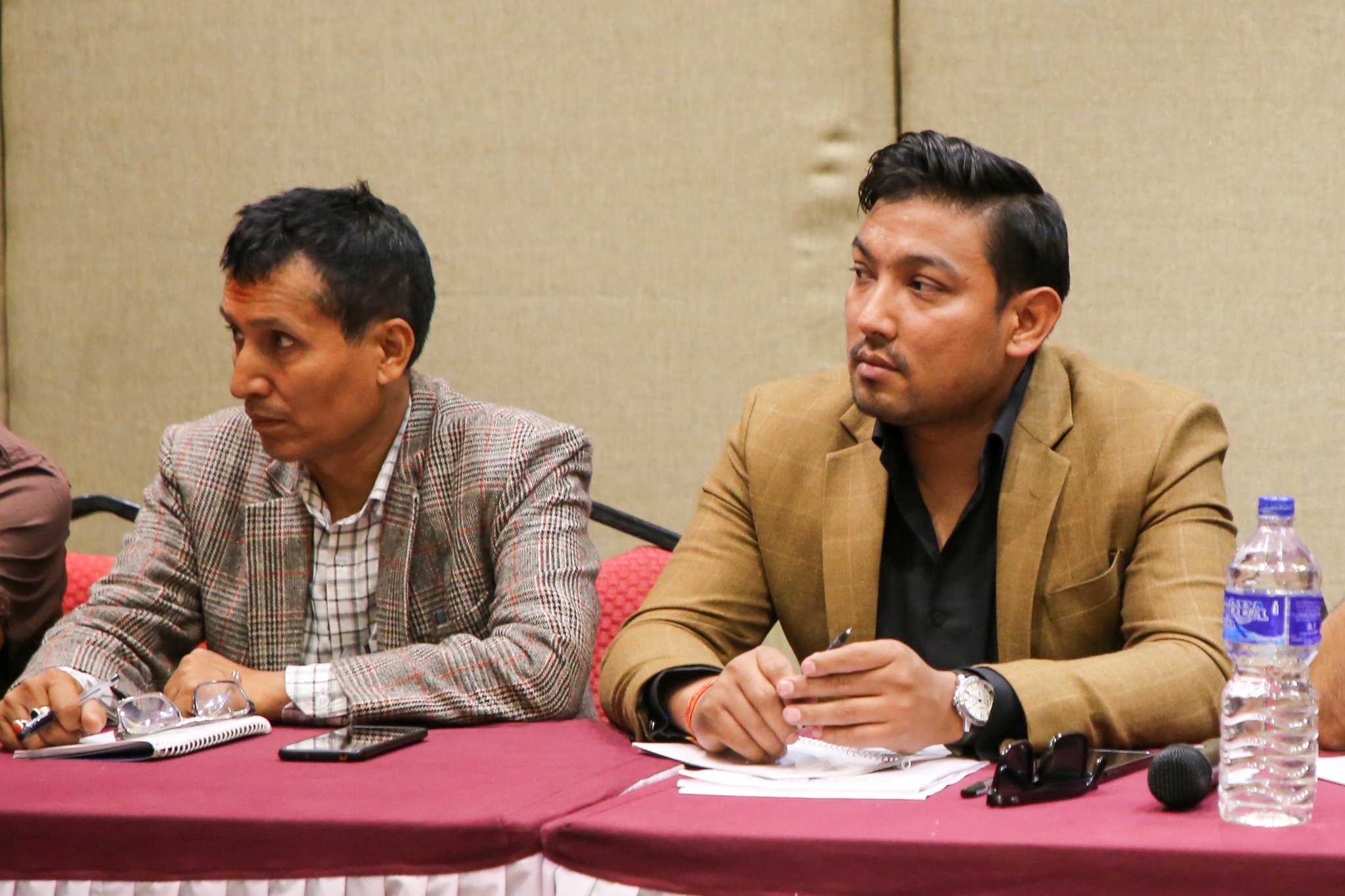 फाइल तस्बिर। सदस्यद्वय रविन्द्र चन्द (दायाँ) र भोजराज शाही एन्फा आकस्मिक बैठकमा।