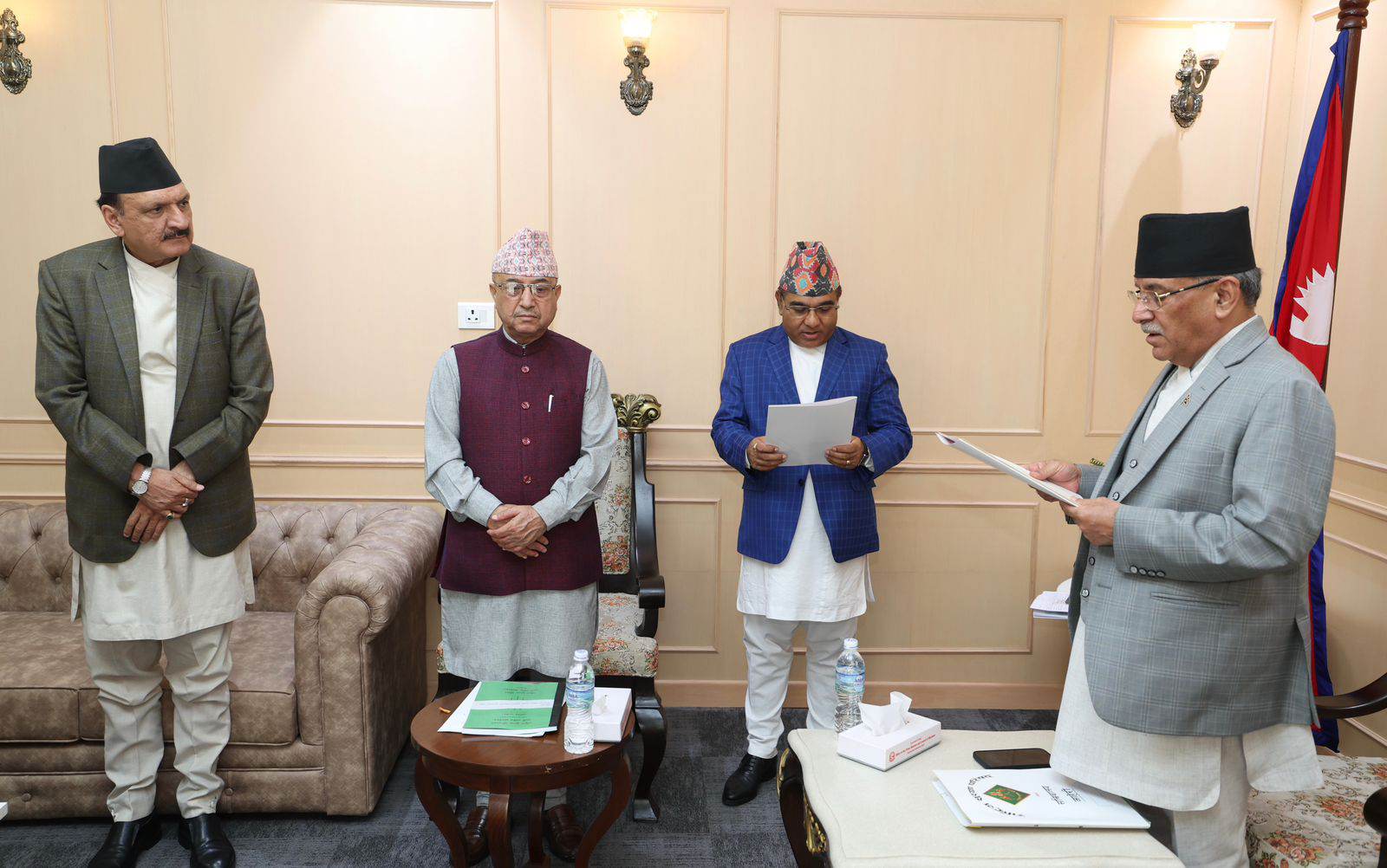 नवनियुक्त राष्ट्रिय सुरक्षा परिषद् सल्लाहकार वैरागीलाई शपथ गराउँदै प्रधानमन्त्री प्रचण्ड