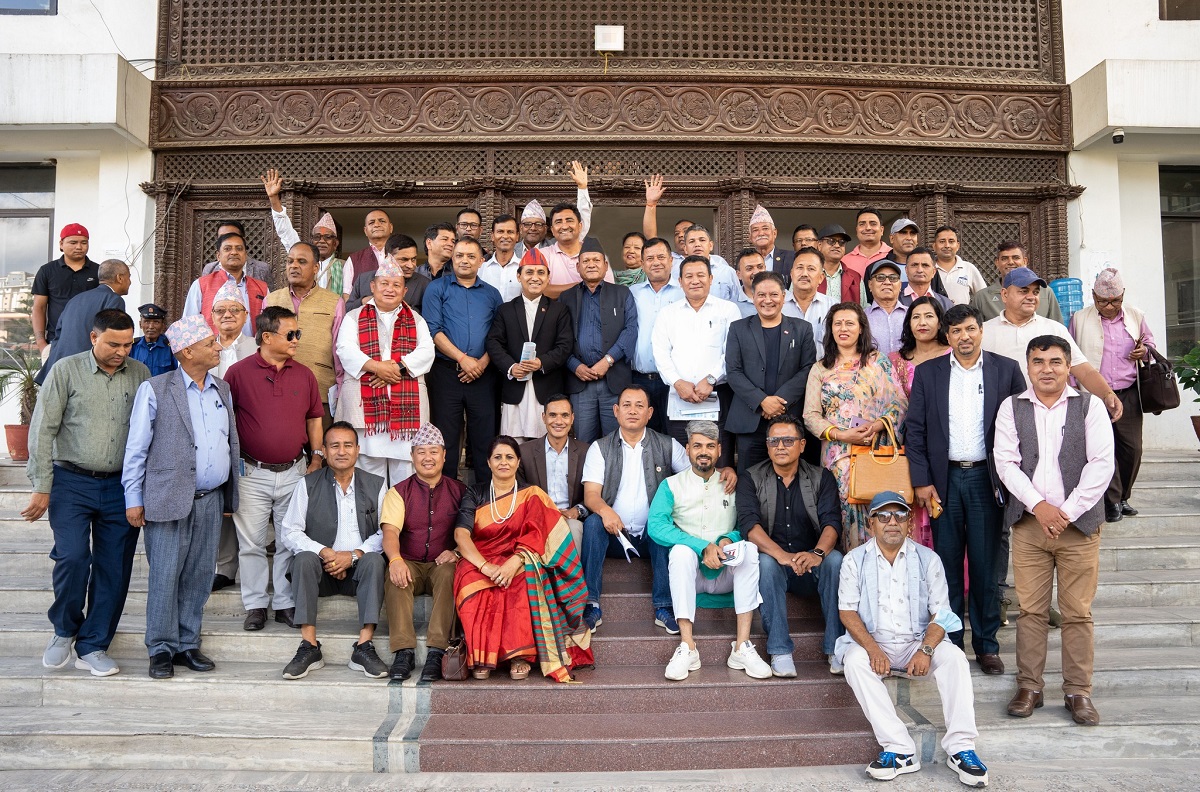 दुई दिने बैठकमा सहभागी जिल्ला सभापति र प्रतिनिधिहरूसँग महामन्त्रीद्वय गगन थापा र विश्वप्रकाश शर्मा। तस्बिर स्रोत: गगन थापा।