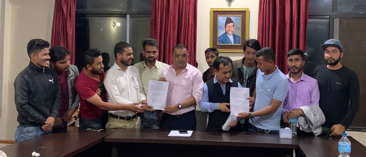 महामन्त्रीद्वय गगन थापा र विश्वप्रकाश शर्मालाई विधान बुझाउँदै नेविसंघ असन्तुष्ट पक्ष।