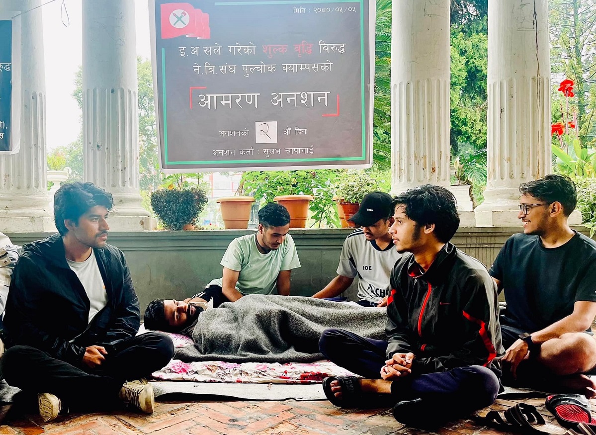 शुल्कवृद्धि फिर्ताको मागसहित अनशनमा बसेका नेविसंघ नेता सुलभ चापागाईं। तस्बिर: दुजाङ शेर्पाको फेसबुकबाट।