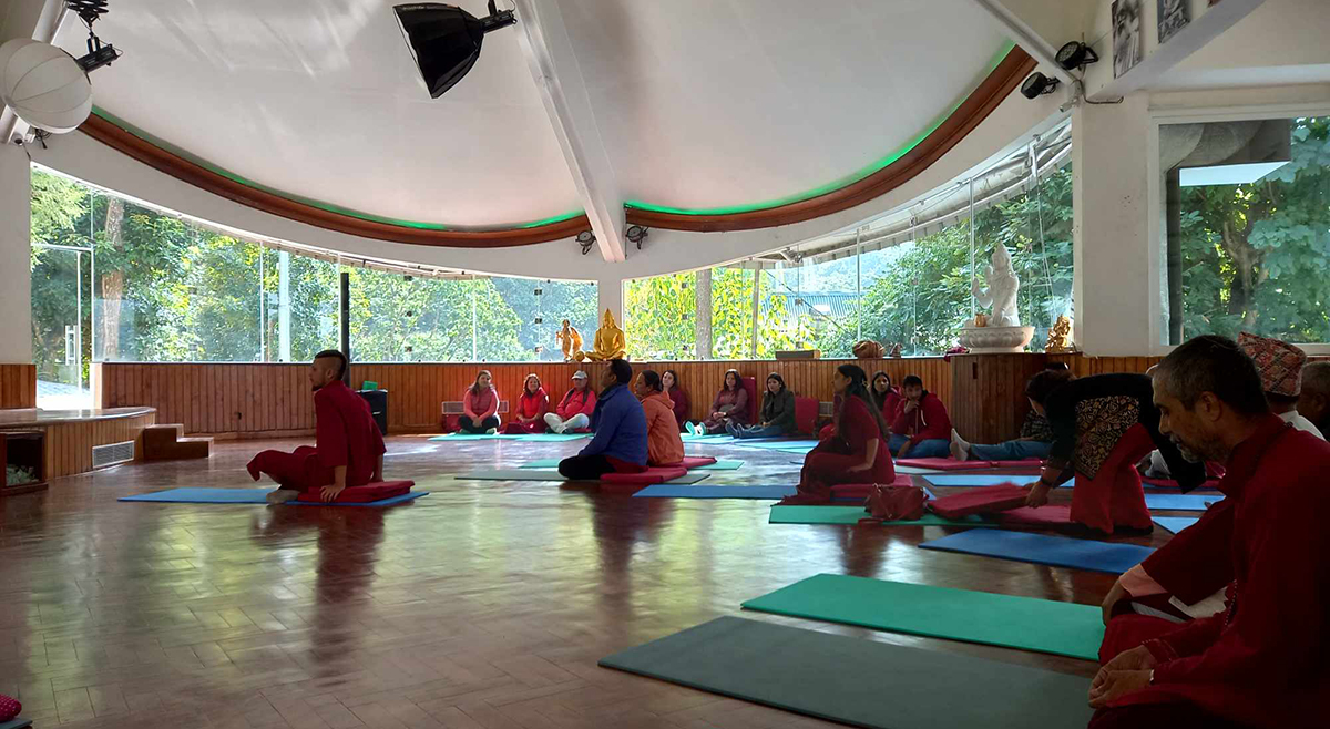 साधना गर्दागर्दै रुने, कराउने र चिच्याउने साधकहरू!