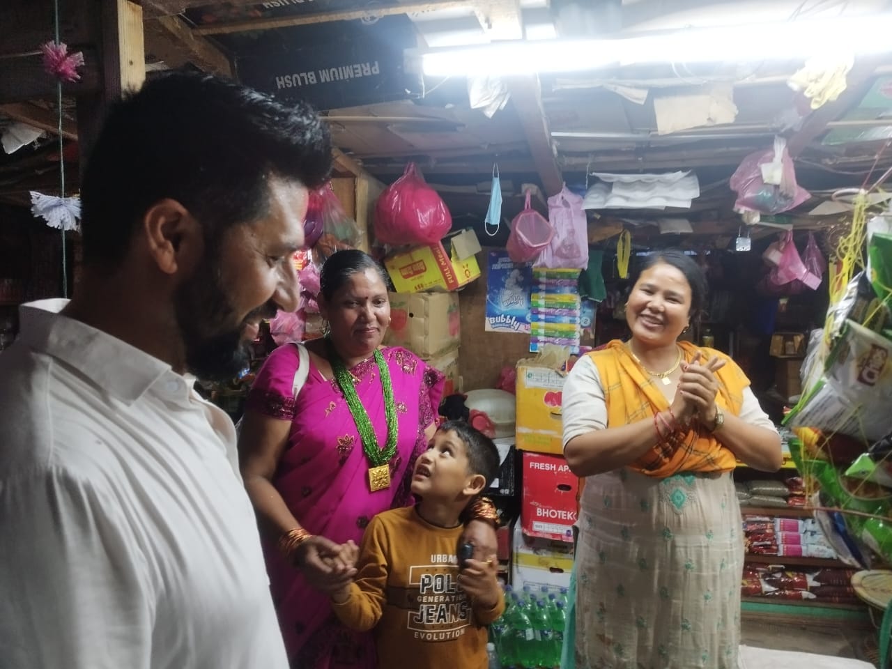 दस्तावेजका लागि सुझाव लिन रोल्पा पुगेका रास्वपाका साभापति रवि लामिछाने।