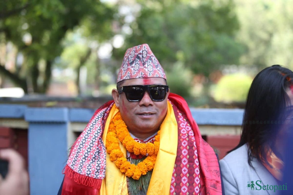 डिल्लीबजार कारागारबाट रिहा भएपछि रेशम चौधरी। तस्बिरः नवीनबाबु गुरूङ।