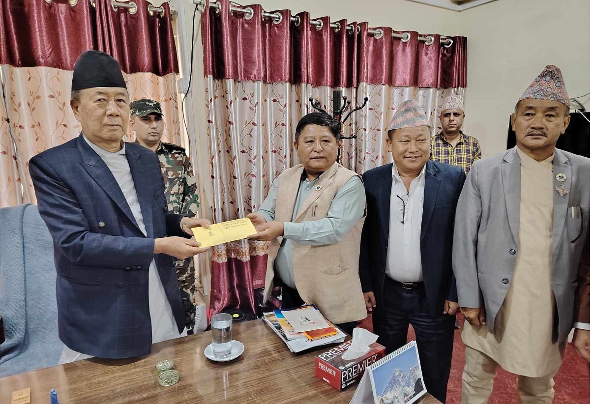 प्रदेश प्रमुखसमक्ष पत्र बुझाउँदै मन्त्रीहरू प्रदीप सुनुवार, शमशेर राई र कमल जवेगु।