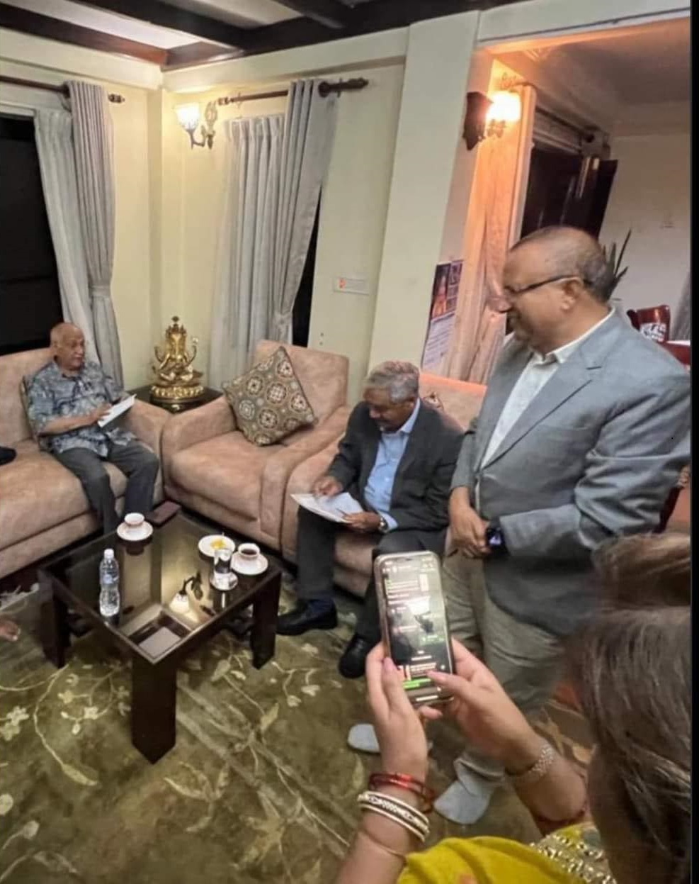 ओली र देउवा सहमतिको ड्राफ्ट पढ्दै आफ्नो ड्राफ्ट हेर्दै एमाले महासचिव शंकर पोखरेल, फोटो खिच्दै आरज देउवा । बैठक आरजु राणाका भाइको घर महराजगञ्जमा भएको हो । 