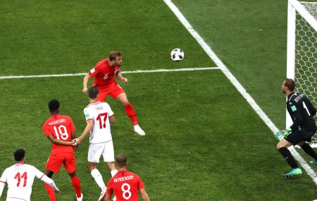 इन्जुरी समयमा हेडिङमार्फत निर्णायक गोल गर्दै  इङ्याण्डका कप्तान ह्यारी केन। तस्बिरः फिफा