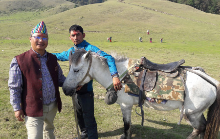 व्याकुल माइलासँगै घोडाका मालिक खगेन्द्र कडायत।