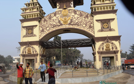 रंग रोगनपछि चिटिक्क परेको विरगन्जको शंकराचार्यद्धार अगाडि सेल्फी दिँदै युवाहरू। तस्बिरः अनिल