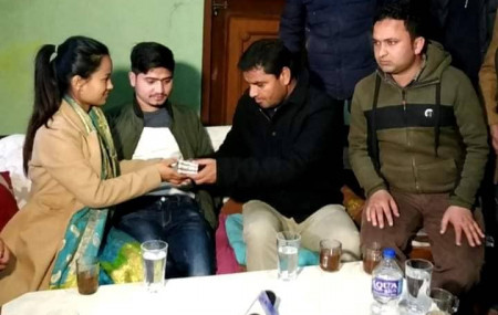सहयोग रकम हस्तान्तरण गर्दै कांग्रेस केन्द्रीय सदस्य प्रदीप पौडेल।