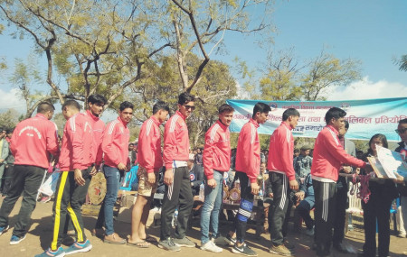 मुख्यमन्त्री रनिङ शिल्डको प्रमाणपत्र लिँदै खेलाडीहरू। तस्वीरः दिपकजंग शाही/सेतोपाटी