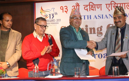 प्रसारण अधिकारको सम्झौतापछि हात मिलाउँदै दक्षिण एसियाली ओलम्पिक काउन्सिलका अध्यक्ष जीवनराम श्रेष्ठ (बायाँ) र राष्ट्रिय खेलकुद परिषद्का सदस्यसचिव  रमेशकुमार सिलवाल।