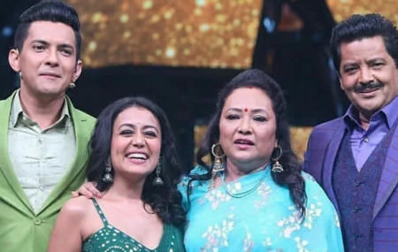 बायाँबाट क्रमशः आदित्य नारायण, नेहा कक्कड, नेहाकी आमा, र उदित नारायण झा।