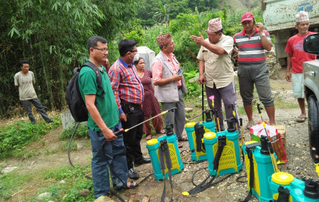 सलह रोक्न विषादी हाल्ने तयारी गरिँदै। तस्बिर स्रोत: चन्द्रकान्त चौधरी