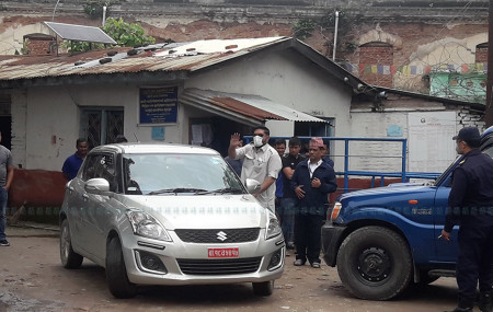 बिहीबार डिल्लीबजार कारागारबाट छुटेपछि रञ्जन कोइराला।