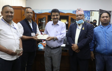 भण्डार प्रमुख सुजन खतिवडालाई पत्र हस्तान्तरण गर्दै सदस्य–सचिव रमेशकुमार सिलवाल (दायाँ)।