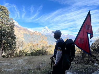 घान्द्रुकको चुइले गाउँ माथि मुल्डे जाने बाटोमा एक नेपाली पदयात्री। तस्बिरः सुरेन्द्र फुयाल