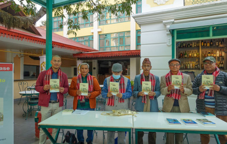 पुस्तक विमोचन गर्दै सञ्चारविज्ञ प्रा. रामकृष्ण रेग्मी, पत्रकारहरू श्रीराम सिंह बस्न्यात र प्रमोद पधान तथा साहित्यकार छविरमण सिलवाल र प्रकाशक पवन शाक्य। तस्बिरः सेतोपाटी