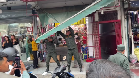 जब सटरभित्र झुन्ड्याइएका सामान नगर प्रहरीले थुत्दै मिल्काए, जफत गरे