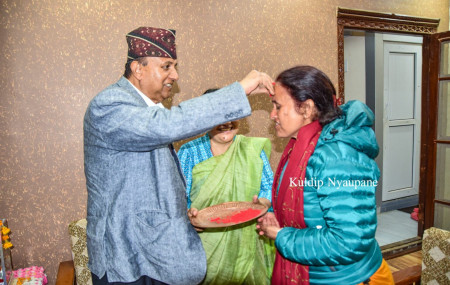 दाङ निर्वाचन क्षेत्र नम्बर २ बाट प्रतिनिधिसभा सदस्यमा निर्वाचित भएपछि माओवादी केन्द्रकी रेखा शर्मालाई अबिर र खादा लगाएर बधाइ दिँदै नेकपा एमालेका महासचिव शंकर पोखरेल। तस्बिर स्रोत: कुलदीप न्यौपाने।