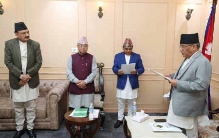 नवनियुक्त राष्ट्रिय सुरक्षा परिषद् सल्लाहकार वैरागीलाई शपथ गराउँदै प्रधानमन्त्री प्रचण्ड