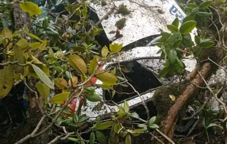 बुट्यानमा फेला परेका दुर्घटनाग्रस्त मनाङ एयरको हेलिकप्टरका टुक्रा।