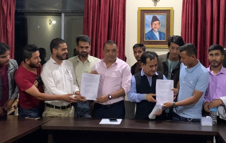महामन्त्रीद्वय गगन थापा र विश्वप्रकाश शर्मालाई विधान बुझाउँदै नेविसंघ असन्तुष्ट पक्ष।