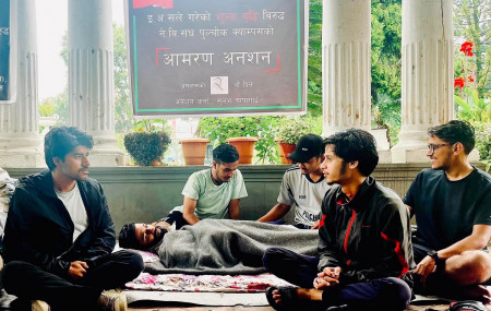 शुल्कवृद्धि फिर्ताको मागसहित अनशनमा बसेका नेविसंघ नेता सुलभ चापागाईं। तस्बिर: दुजाङ शेर्पाको फेसबुकबाट।