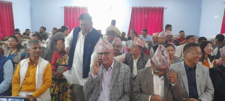 प्रदेश प्रमुखकोमा पुगेका सां‌सदहरू। तस्बिर: राजु अधिकारी/सेतोपाटी।