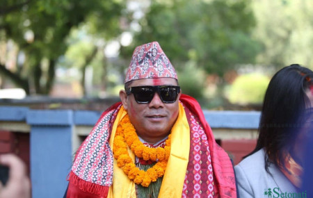 डिल्लीबजार कारागारबाट रिहा भएपछि रेशम चौधरी। तस्बिरः नवीनबाबु गुरूङ।