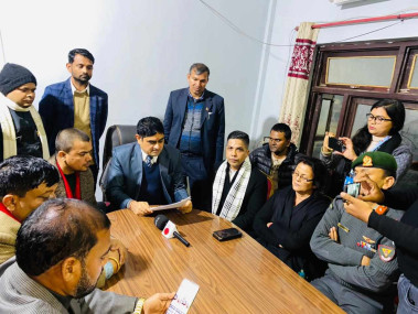 ११ बुँदे सहमति सुनाउँदै सर्लाहीका प्रमुख जिल्ला अधिकारी कोमलप्रसाद धमला।