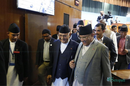 विश्वासको मतका पक्षमा मतदान गरेपछि संसद बैठक कक्षतिर फर्कंदै प्रधानमन्त्री दाहाल र एमाले अध्यक्ष ओली। तस्बिर: नवीनबाबु गुरूङ/सेतोपाटी।